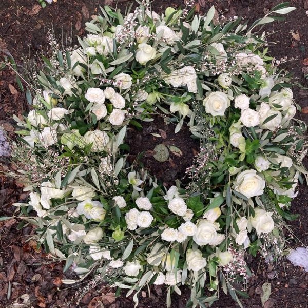 Trauerkranz mit weißen Rosen Bild 1